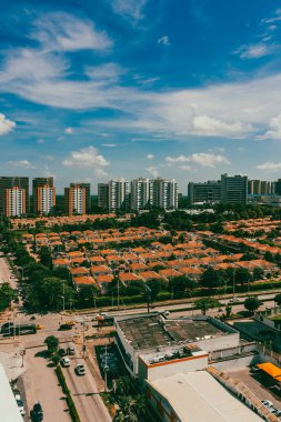 Barranquilla, Atlantico, Kolombiya. 22 Ekim 2024: Barranquilla şehrinin güzel mavi gökyüzü panoramik fotoğrafları.