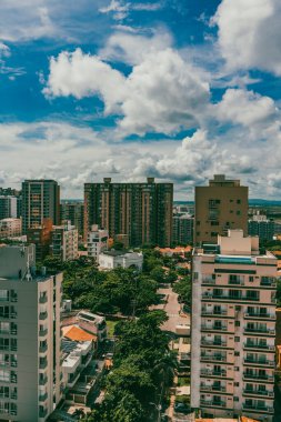 Barranquilla, Atlantico, Kolombiya. 22 Ekim 2024: Barranquilla şehrinin güzel mavi gökyüzü panoramik fotoğrafları.