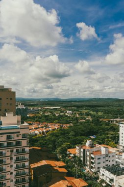 Barranquilla, Atlantico, Kolombiya. 22 Ekim 2024: Barranquilla şehrinin güzel mavi gökyüzü panoramik fotoğrafları.