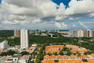Barranquilla, Atlantico, Kolombiya. 22 Ekim 2024: Barranquilla şehrinin güzel mavi gökyüzü panoramik fotoğrafları.