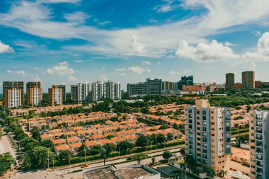 Barranquilla, Atlantico, Kolombiya. 22 Ekim 2024: Barranquilla şehrinin güzel mavi gökyüzü panoramik fotoğrafları.