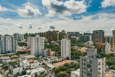 Barranquilla, Atlantico, Kolombiya. 22 Ekim 2024: Barranquilla şehrinin güzel mavi gökyüzü panoramik fotoğrafları.