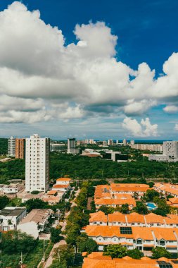 Barranquilla, Atlantico, Kolombiya. 22 Ekim 2024: Barranquilla şehrinin güzel mavi gökyüzü panoramik fotoğrafları.