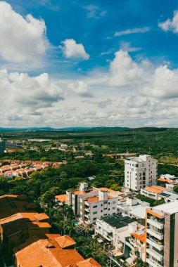 Barranquilla, Atlantico, Kolombiya. 22 Ekim 2024: Barranquilla şehrinin güzel mavi gökyüzü panoramik fotoğrafları.