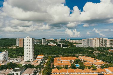 Barranquilla, Atlantico, Kolombiya. 22 Ekim 2024: Barranquilla şehrinin güzel mavi gökyüzü panoramik fotoğrafları.