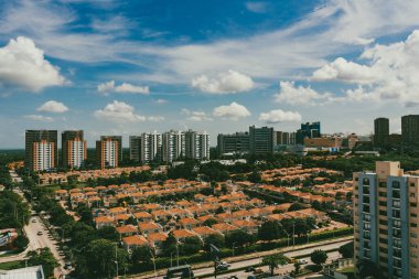 Barranquilla, Atlantico, Kolombiya. 22 Ekim 2024: Barranquilla şehrinin güzel mavi gökyüzü panoramik fotoğrafları.