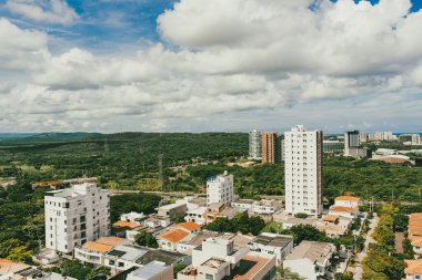 Barranquilla, Atlantico, Kolombiya. 22 Ekim 2024: Barranquilla şehrinin güzel mavi gökyüzü panoramik fotoğrafları.