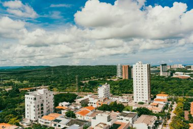 Barranquilla, Atlantico, Kolombiya. 22 Ekim 2024: Barranquilla şehrinin güzel mavi gökyüzü panoramik fotoğrafları.
