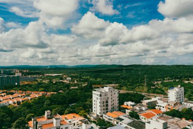 Barranquilla, Atlantico, Kolombiya. 22 Ekim 2024: Barranquilla şehrinin güzel mavi gökyüzü panoramik fotoğrafları.