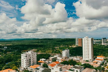 Barranquilla, Atlantico, Kolombiya. 22 Ekim 2024: Barranquilla şehrinin güzel mavi gökyüzü panoramik fotoğrafları.
