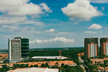 Barranquilla, Atlantico, Kolombiya. 22 Ekim 2024: Barranquilla şehrinin güzel mavi gökyüzü panoramik fotoğrafları.
