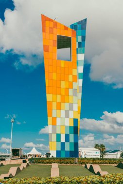 Barranquilla, Atlantico, Kolombiya. 22 Ekim 2024: Mavi gökyüzü ile dünyaya açılan pencere.
