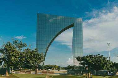 Barranquilla, Atlantico, Kolombiya. 22 Ekim 2024: Köpekbalığı yüzgeci heykeli ve mavi gökyüzü.