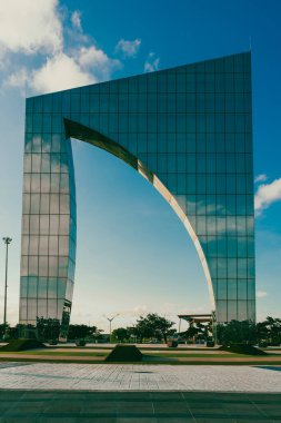 Barranquilla, Atlantico, Kolombiya. 22 Ekim 2024: Köpekbalığı yüzgeci heykeli ve mavi gökyüzü.