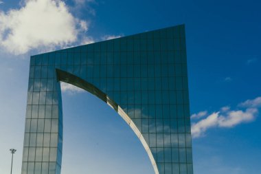 Barranquilla, Atlantico, Kolombiya. 22 Ekim 2024: Köpekbalığı yüzgeci heykeli ve mavi gökyüzü.