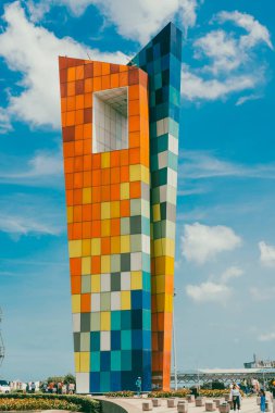 Barranquilla, Atlantico, Kolombiya. 22 Ekim 2024: Mavi gökyüzü ile dünyaya açılan pencere.