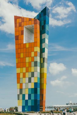 Barranquilla, Atlantico, Kolombiya. 22 Ekim 2024: Mavi gökyüzü ile dünyaya açılan pencere.