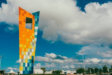 Barranquilla, Atlantico, Kolombiya. 22 Ekim 2024: Mavi gökyüzü ile dünyaya açılan pencere.