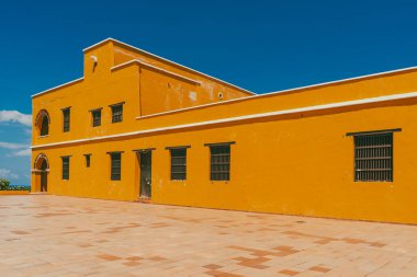 Barranquilla, Atlantico, Kolombiya. 22 Ekim 2024: Mavi gökyüzü ile Salgar Puerto Kolombiya Şatosu.