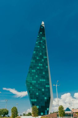 Barranquilla, Atlantico, Kolombiya. 22 Ekim 2024: Deniz fenerini ve mavi gökyüzünü inşa et..