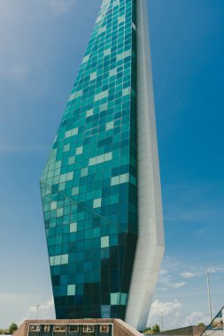 Barranquilla, Atlantico, Kolombiya. 22 Ekim 2024: Deniz fenerini ve mavi gökyüzünü inşa et..