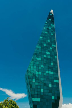 Barranquilla, Atlantico, Kolombiya. 22 Ekim 2024: Deniz fenerini ve mavi gökyüzünü inşa et..