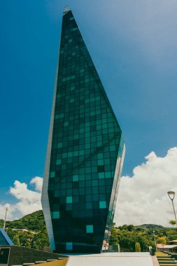 Barranquilla, Atlantico, Kolombiya. 22 Ekim 2024: Deniz fenerini ve mavi gökyüzünü inşa et..