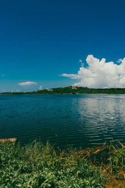Puerto Kolombiya, Barranquilla 'daki Kuğu Gölü manzaralı manzara.