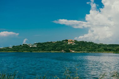 Puerto Kolombiya, Barranquilla 'daki Kuğu Gölü manzaralı manzara.
