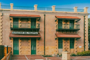 Barranquilla, Atlantico, Kolombiya. 23 Ekim 2024: Eski Montoya istasyonu ve mavi gökyüzü.