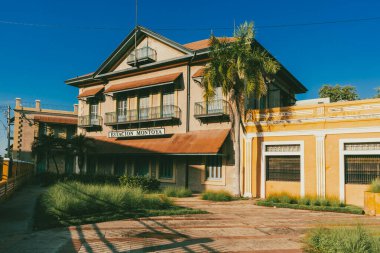 Barranquilla, Atlantico, Kolombiya. 23 Ekim 2024: Eski Montoya istasyonu ve mavi gökyüzü.