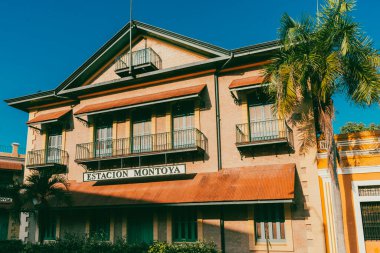 Barranquilla, Atlantico, Kolombiya. 23 Ekim 2024: Eski Montoya istasyonu ve mavi gökyüzü.