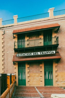 Barranquilla, Atlantico, Kolombiya. 23 Ekim 2024: Eski Montoya istasyonu ve mavi gökyüzü.