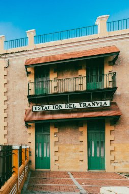 Barranquilla, Atlantico, Kolombiya. 23 Ekim 2024: Eski Montoya istasyonu ve mavi gökyüzü.