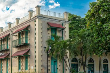 Barranquilla, Atlantico, Kolombiya. 23 Ekim 2024: Eski Montoya istasyonu ve mavi gökyüzü.