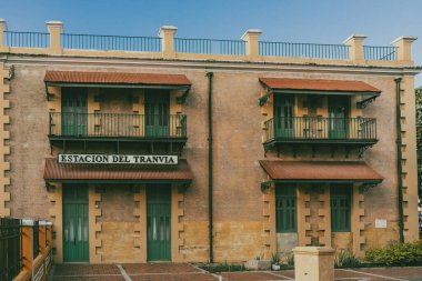 Barranquilla, Atlantico, Kolombiya. 23 Ekim 2024: Eski Montoya istasyonu ve mavi gökyüzü.