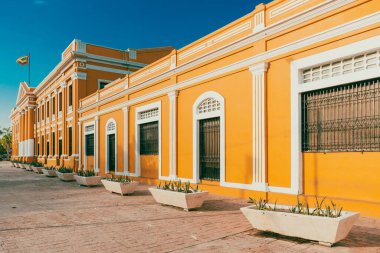 Barranquilla, Atlantico, Kolombiya. 23 Ekim 2024: Gümrük Meydanı ve mavi gökyüzü mimarisi.