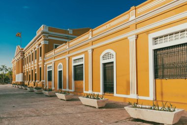 Barranquilla, Atlantico, Kolombiya. 23 Ekim 2024: Gümrük Meydanı ve mavi gökyüzü mimarisi.