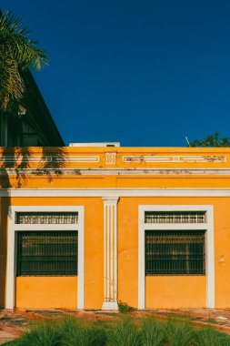 Barranquilla, Atlantico, Kolombiya. 23 Ekim 2024: Gümrük Meydanı ve mavi gökyüzü mimarisi.