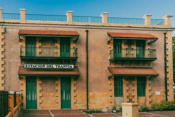 Barranquilla, Atlantico, Kolombiya. 23 Ekim 2024: Eski Montoya istasyonu ve mavi gökyüzü.