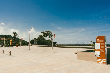 Barranquilla, Atlantico, Kolombiya. 23 Ekim 2024: Puerto Kolombiya limanı ve mavi gökyüzü.