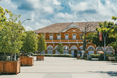 Barranquilla, Atlantico, Kolombiya. 23 Ekim 2024: Sarı cepheli belediye binası.