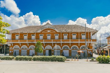 Barranquilla, Atlantico, Kolombiya. 23 Ekim 2024: Sarı cepheli belediye binası.