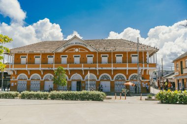 Barranquilla, Atlantico, Kolombiya. 23 Ekim 2024: Sarı cepheli belediye binası.