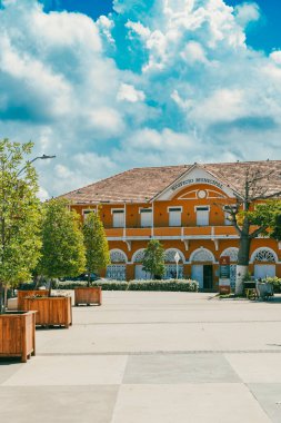 Barranquilla, Atlantico, Kolombiya. 23 Ekim 2024: Sarı cepheli belediye binası.