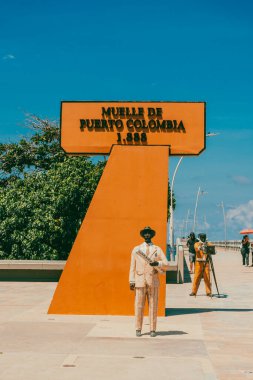Barranquilla, Atlantico, Kolombiya. 23 Ekim 2024: Puerto Kolombiya 'da mavi gökyüzü olan heykeller.