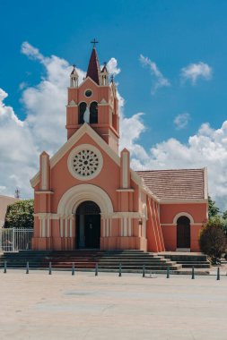 Barranquilla, Atlantico, Kolombiya. 24 Ekim 2024: Pembe yüzlü güzel bir kilise. Puerto Kolombiya 'da Iglesia del Carmen.