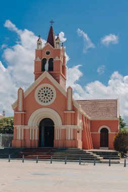 Barranquilla, Atlantico, Kolombiya. 24 Ekim 2024: Pembe yüzlü güzel bir kilise. Puerto Kolombiya 'da Iglesia del Carmen.