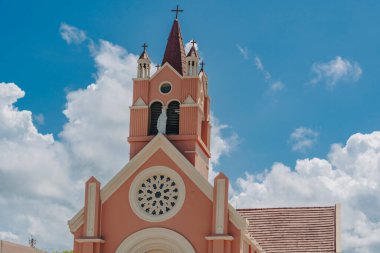 Barranquilla, Atlantico, Kolombiya. 24 Ekim 2024: Pembe yüzlü güzel bir kilise. Puerto Kolombiya 'da Iglesia del Carmen.