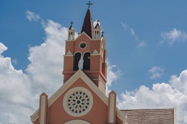 Barranquilla, Atlantico, Kolombiya. 24 Ekim 2024: Pembe yüzlü güzel bir kilise. Puerto Kolombiya 'da Iglesia del Carmen.